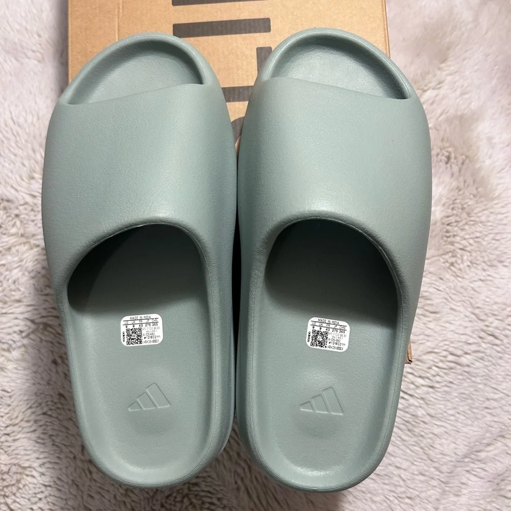 NIB Yeezy Slides Salt Size 9 **See Below** - Picture 6 of 8
